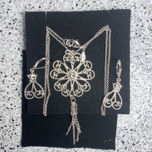 YANBAL UNIQUE NECKLACE AND EARRINGS GIFT SET